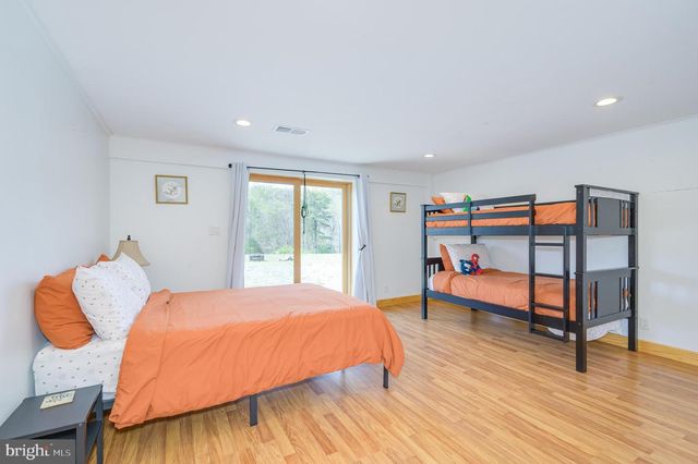 30 CLARA LN, Berkeley Springs, WV 25411
