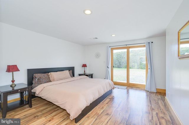 30 CLARA LN, Berkeley Springs, WV 25411