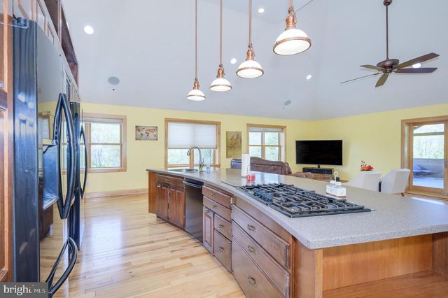 30 CLARA LN, Berkeley Springs, WV 25411