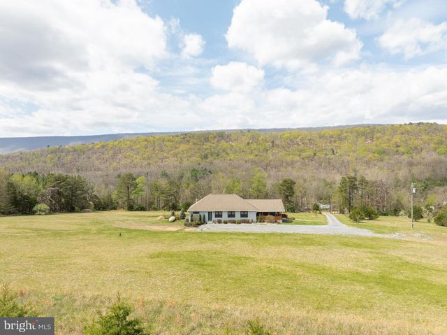30 CLARA LN, Berkeley Springs, WV 25411