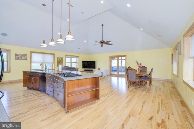 30 CLARA LN, Berkeley Springs, WV 25411