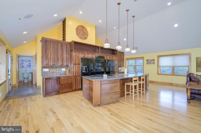 30 CLARA LN, Berkeley Springs, WV 25411