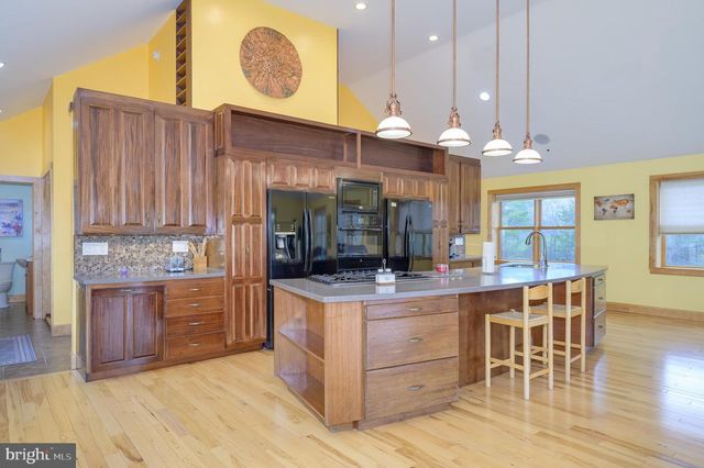 30 CLARA LN, Berkeley Springs, WV 25411