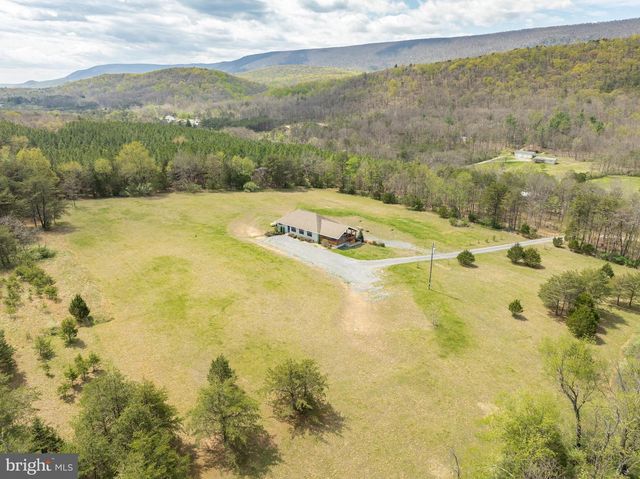 30 CLARA LN, Berkeley Springs, WV 25411