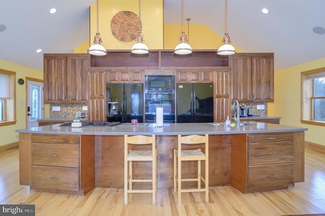 30 CLARA LN, Berkeley Springs, WV 25411