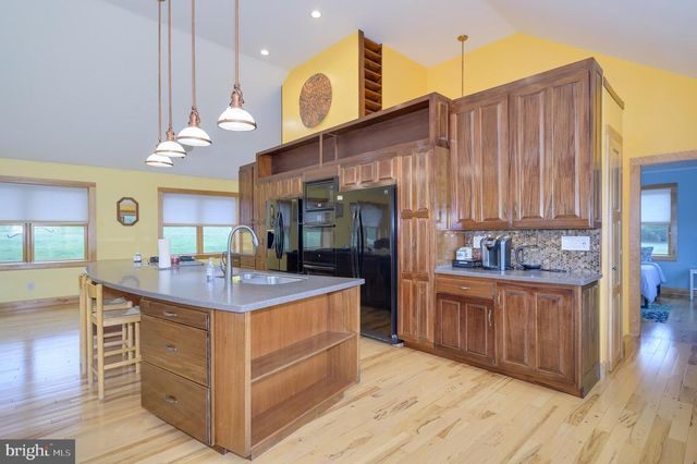 30 CLARA LN, Berkeley Springs, WV 25411
