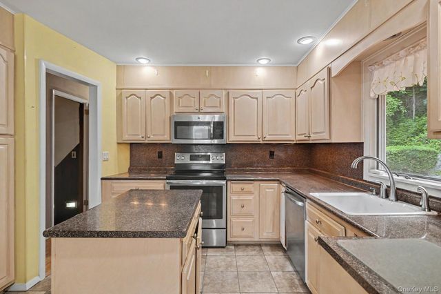5 Meadowbrook Drive, Ossining, NY 10562