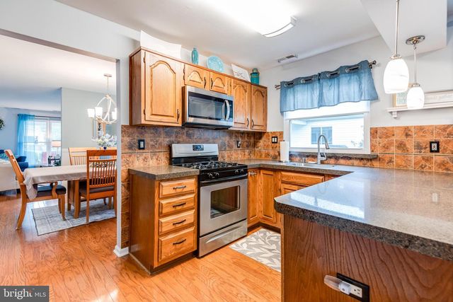 37 STRATFORD RD, Southampton, NJ 08088