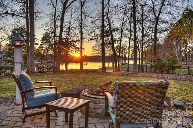 127 Heathland Lane, Mooresville, NC 28117