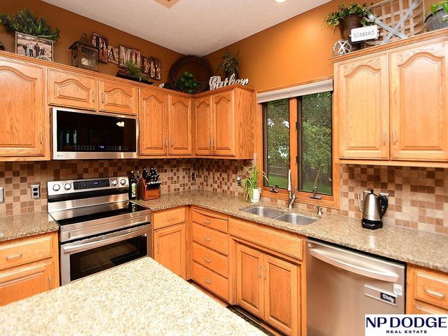 2110 Aberdeen Plaza, Papillion, NE 68133