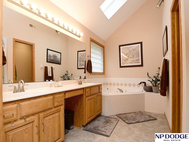 2110 Aberdeen Plaza, Papillion, NE 68133