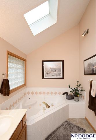 2110 Aberdeen Plaza, Papillion, NE 68133