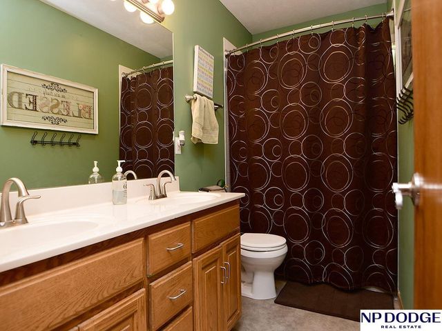 2110 Aberdeen Plaza, Papillion, NE 68133