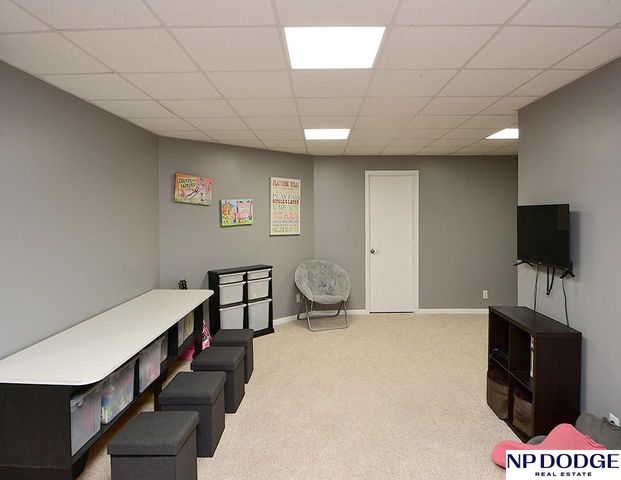 2110 Aberdeen Plaza, Papillion, NE 68133