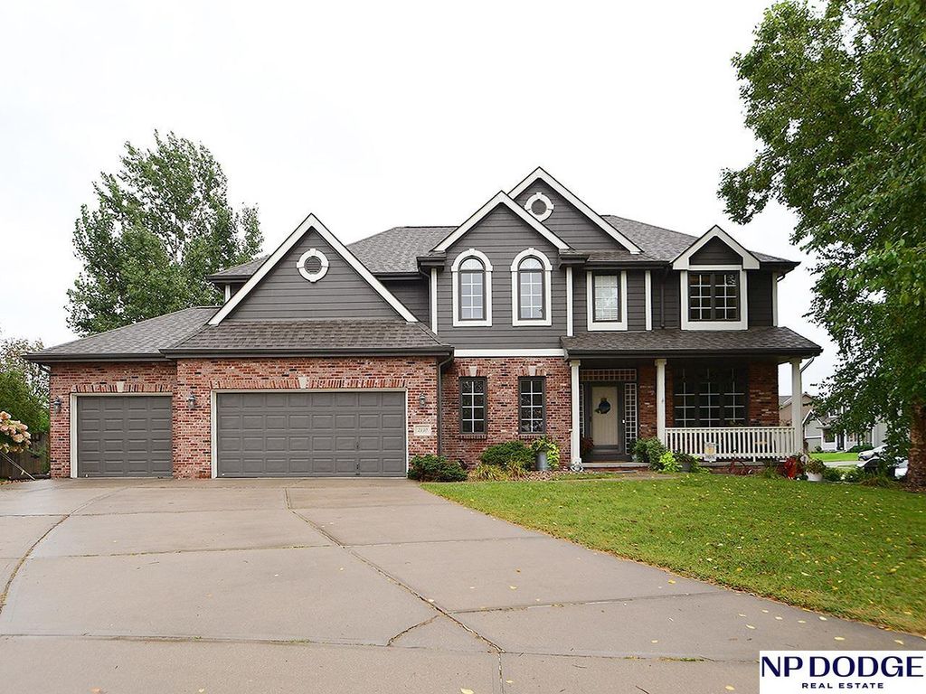 2110 Aberdeen Plaza, Papillion, NE 68133