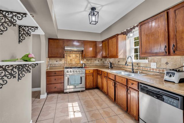 5007 Inverness Drive, Baytown, TX 77521