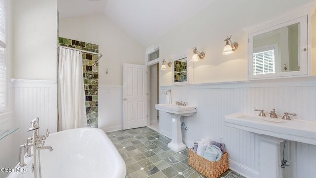 9 Stable Lane, Saratoga Springs, NY 12866