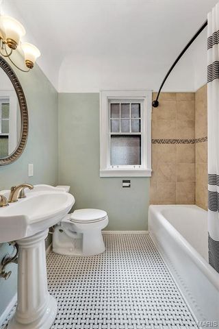 439 N Laclede Station Road, St Louis, MO 63119