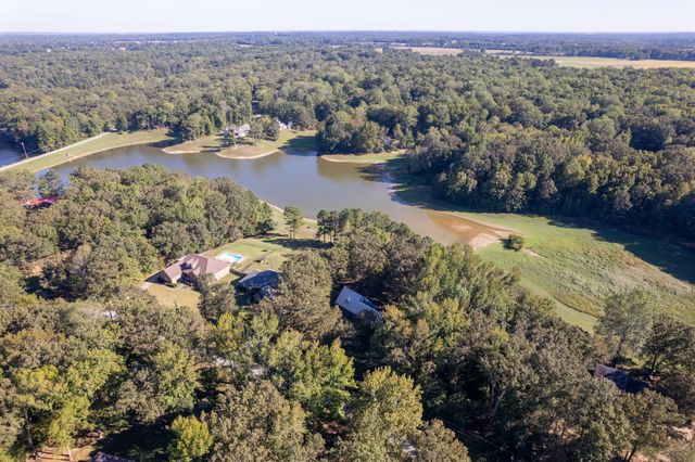 66 Northshore Dr, Jackson, TN 38305