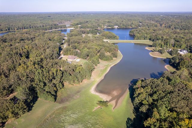 66 Northshore Dr, Jackson, TN 38305