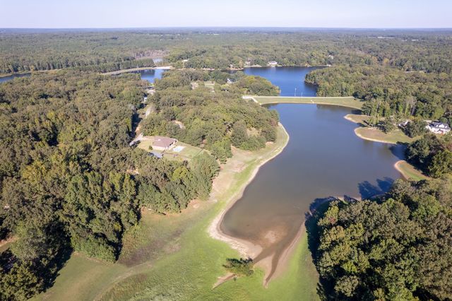 66 Northshore Dr, Jackson, TN 38305