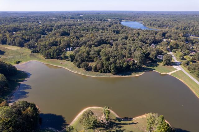 66 Northshore Dr, Jackson, TN 38305