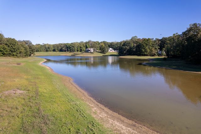 66 Northshore Dr, Jackson, TN 38305