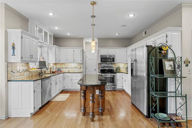 7729 ACUFF Lane, Lenexa, KS 66216