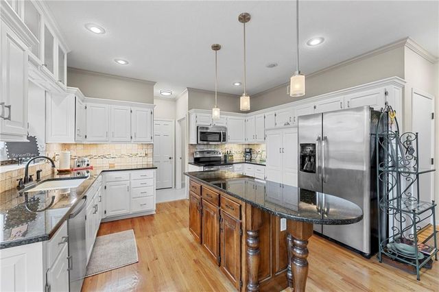 7729 ACUFF Lane, Lenexa, KS 66216