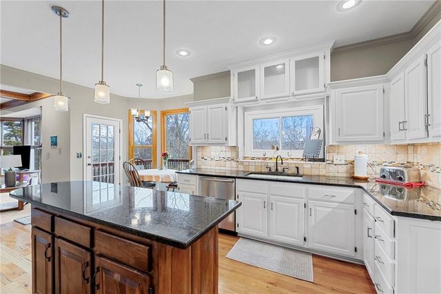 7729 ACUFF Lane, Lenexa, KS 66216