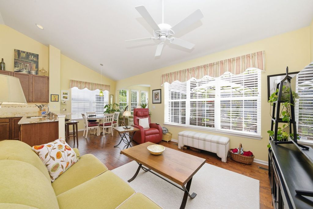 Image 13 of property listing at 1242 Barkston Lane, Aurora, IL 60502