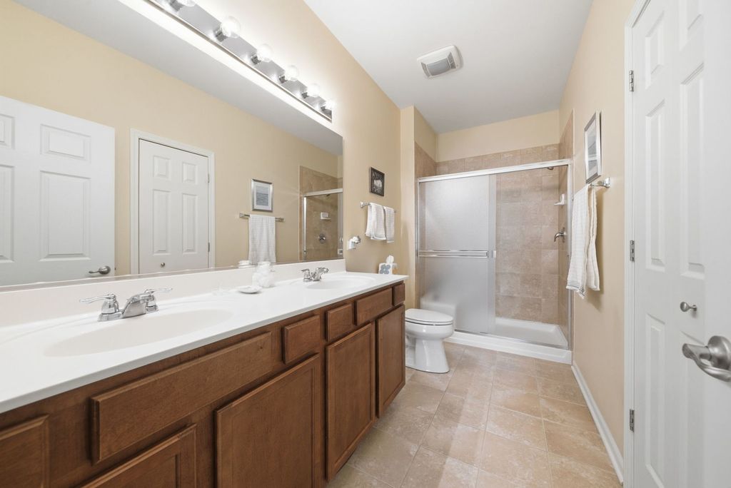 Image 18 of property listing at 1242 Barkston Lane, Aurora, IL 60502