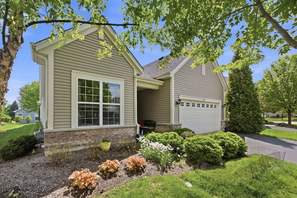 Image 3 of property listing at 1242 Barkston Lane, Aurora, IL 60502