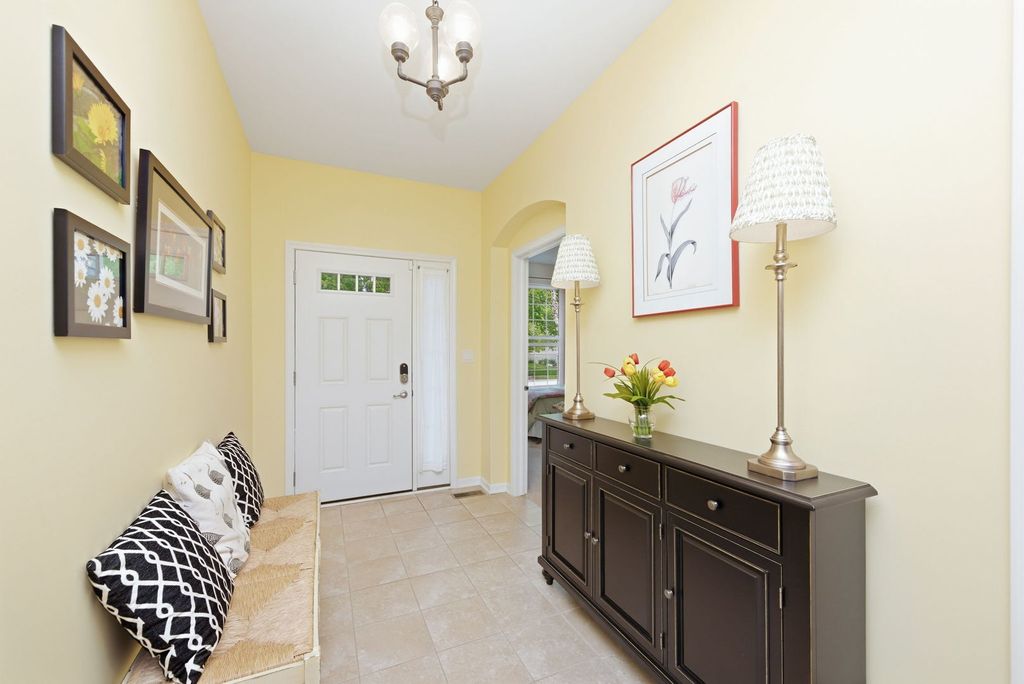 Image 5 of property listing at 1242 Barkston Lane, Aurora, IL 60502