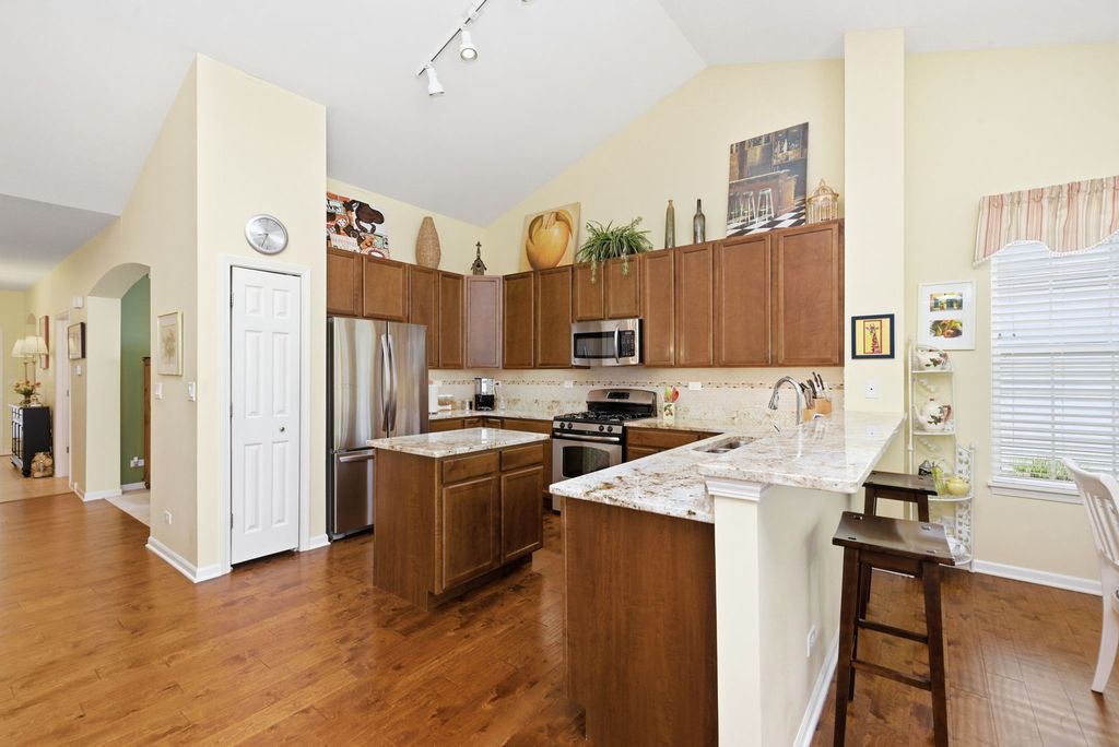 Image 8 of property listing at 1242 Barkston Lane, Aurora, IL 60502