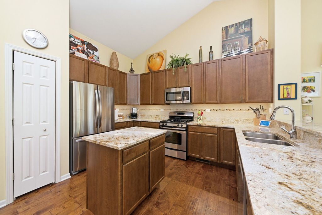 Image 9 of property listing at 1242 Barkston Lane, Aurora, IL 60502