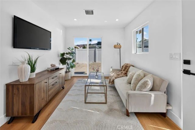 10335 Scoville Avenue, Sunland, CA 91040