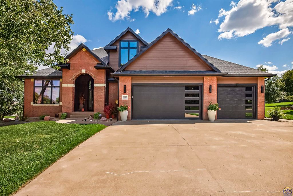 3914 SW Barons LN, Topeka, KS 66610