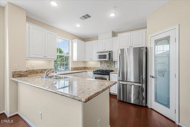 990 Holiday Avenue, Ventura, CA 93003