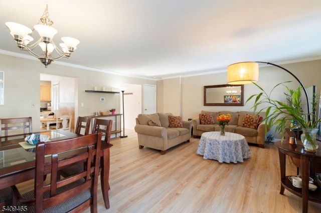 8 Cardinal Ln Apt 2, Hillsborough Twp., NJ 08844