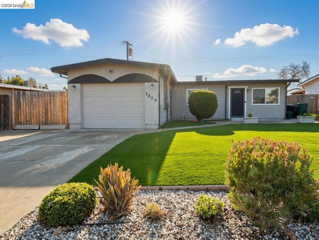 3839 Moonbeam DR, Sacramento, CA 95827