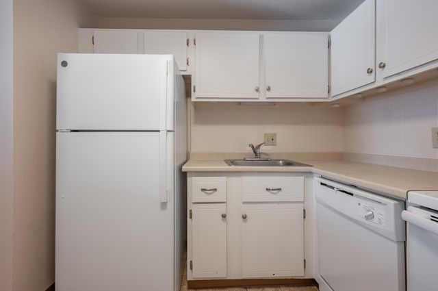 36 English Village Rd Apt 202R, Manchester, NH 03102