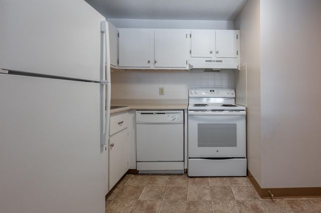 36 English Village Rd Apt 202R, Manchester, NH 03102