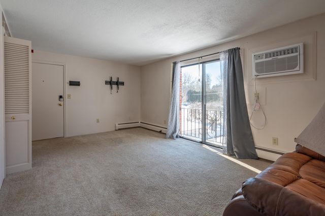 36 English Village Rd Apt 202R, Manchester, NH 03102