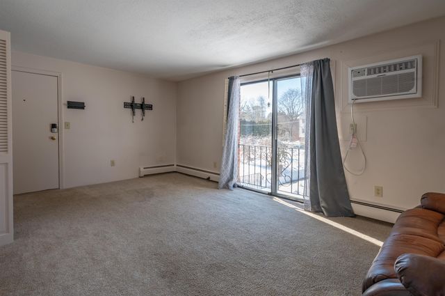 36 English Village Rd Apt 202R, Manchester, NH 03102