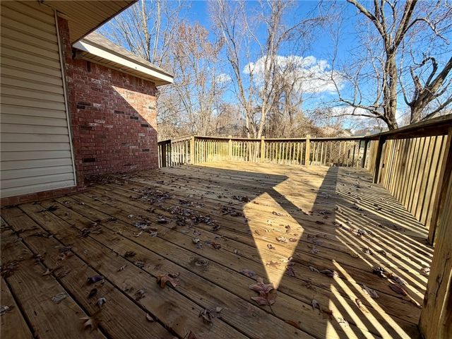 2702 Drexelwood, Johnson, AR 72761