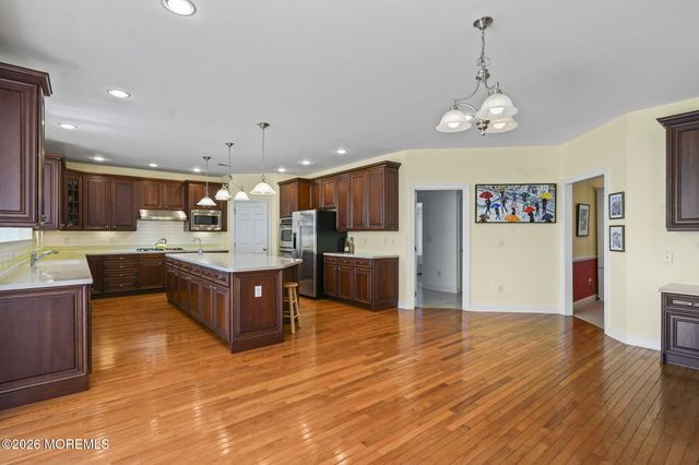 10 Rockingham Court, Manalapan, NJ 07726