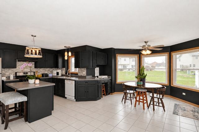 319 Mallards Cove, Beecher, IL 60401