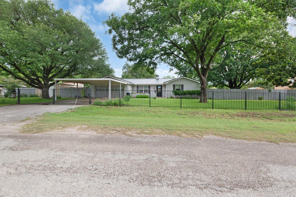 310 Cardinal LN, Burnet, TX 78611
