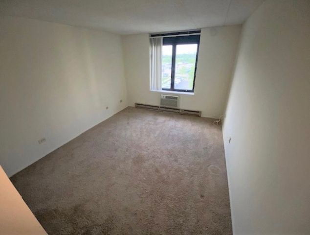 9098 W Terrace Drive 4L, Niles, IL 60714
